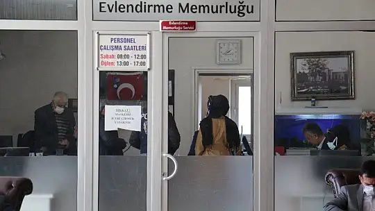 Normalleşme sürecinin ilk gününde çiftlerin nikah sevinci