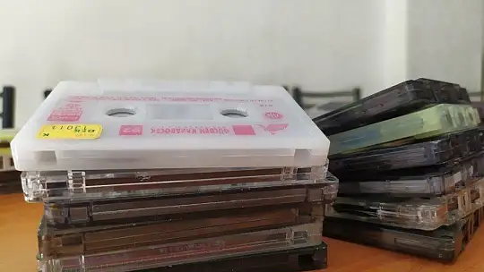 Nostalji kasetler, iş yerine hem sergi hem de dekor oldu