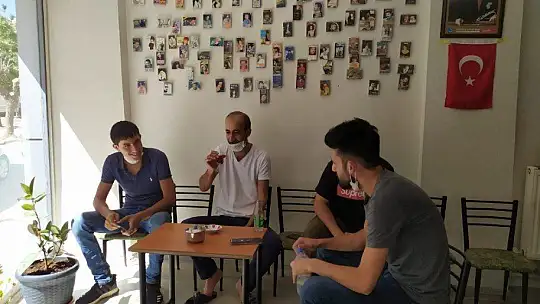 Nostalji kasetler, iş yerine hem sergi hem de dekor oldu