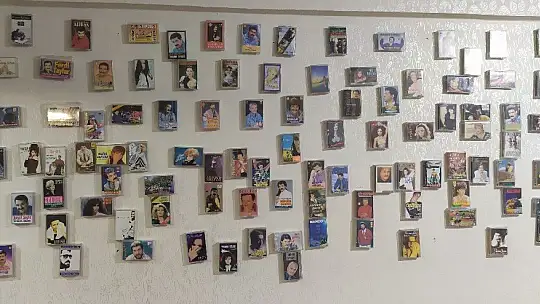 Nostalji kasetler, iş yerine hem sergi hem de dekor oldu