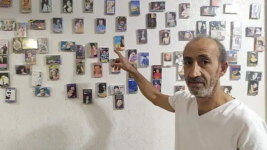 Nostalji kasetler, iş yerine hem sergi hem de dekor oldu