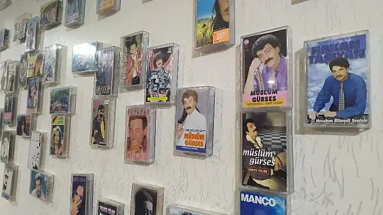 Nostalji kasetler, iş yerine hem sergi hem de dekor oldu