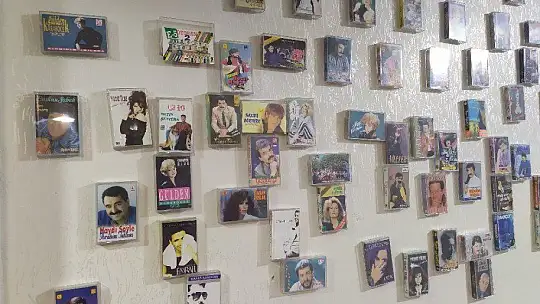 Nostalji kasetler, iş yerine hem sergi hem de dekor oldu