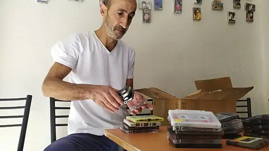 Nostalji kasetler, iş yerine hem sergi hem de dekor oldu
