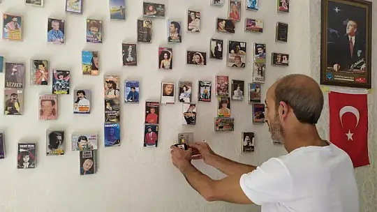 Nostalji kasetler, iş yerine hem sergi hem de dekor oldu