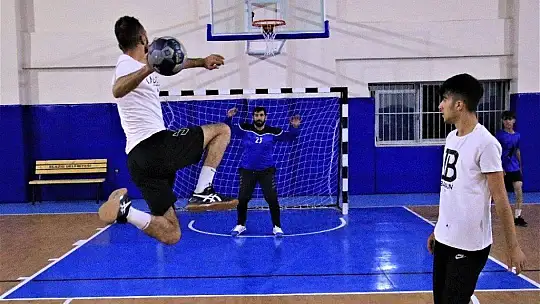 O öğrencilerinin öğretmeni değil, 'Fethi Babası'