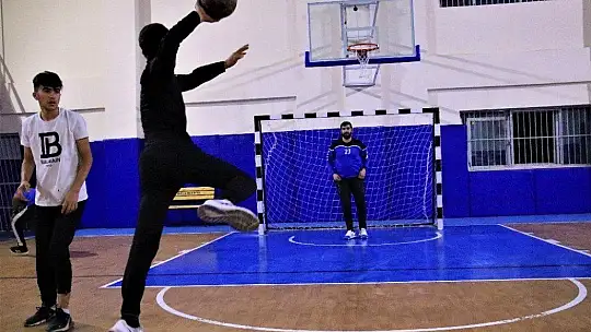 O öğrencilerinin öğretmeni değil, 'Fethi Babası'