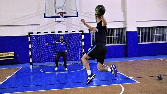 O öğrencilerinin öğretmeni değil, 'Fethi Babası'