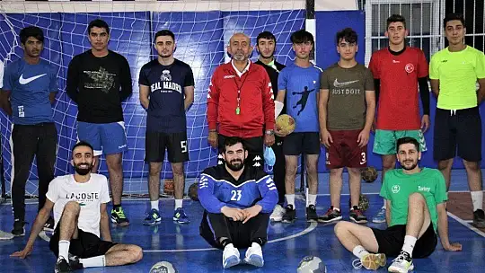 O öğrencilerinin öğretmeni değil, 'Fethi Babası'