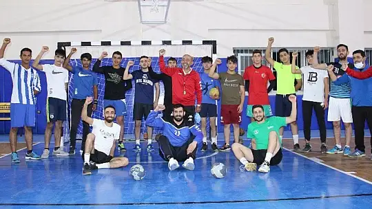 O öğrencilerinin öğretmeni değil, 'Fethi Babası'