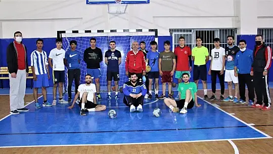 O öğrencilerinin öğretmeni değil, 'Fethi Babası'