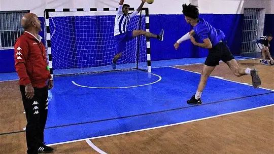 O öğrencilerinin öğretmeni değil, 'Fethi Babası'