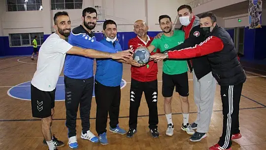 O öğrencilerinin öğretmeni değil, 'Fethi Babası'