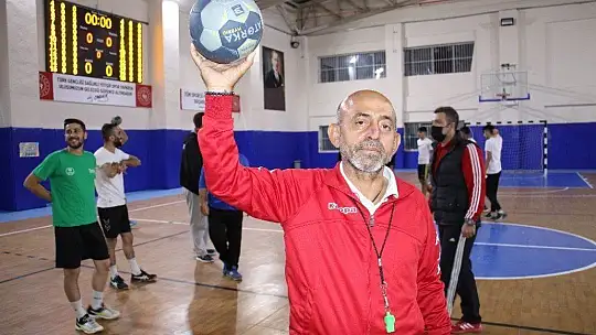 O öğrencilerinin öğretmeni değil, 'Fethi Babası'