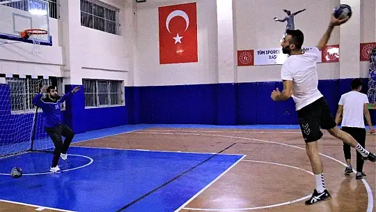 O öğrencilerinin öğretmeni değil, 'Fethi Babası'