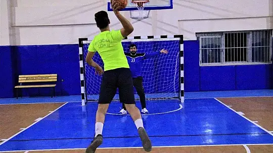 O öğrencilerinin öğretmeni değil, 'Fethi Babası'