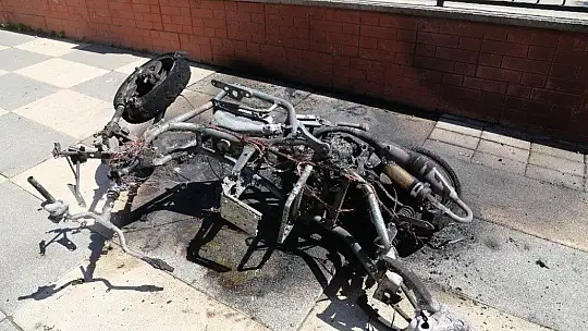 Ödünç aldığı motosikleti sinirlenince yaktı