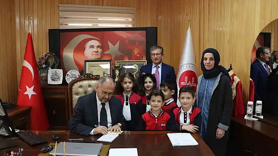 Öğrenciler topladıkları harçlıkları Filistin'e gönderdi