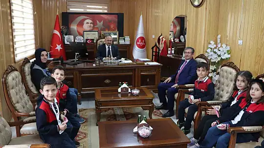 Öğrenciler topladıkları harçlıkları Filistin'e gönderdi