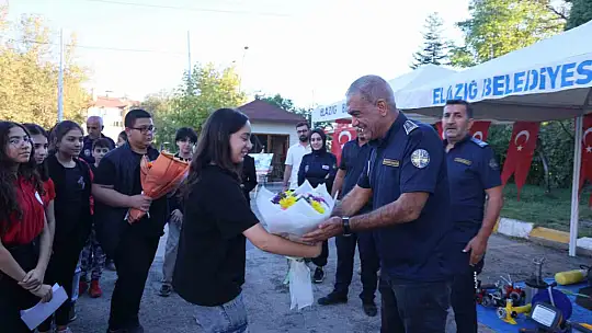 Öğrencilerin ziyaret ettiği depremzede itfaiyecilere anlamlı not
