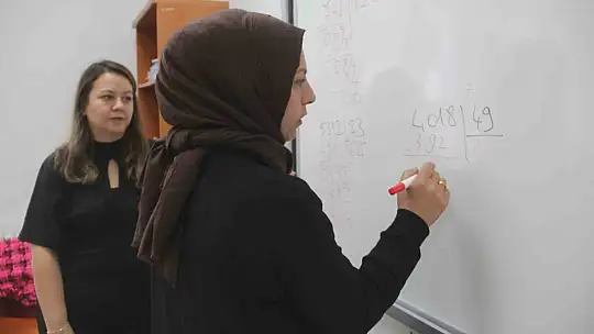 Öğrenmenin yaşı yok dediler, şimdi çocuklarının okuduğu sıralarda okuma yazma öğreniyorlar