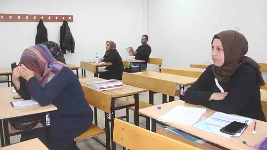 Öğrenmenin yaşı yok dediler, şimdi çocuklarının okuduğu sıralarda okuma yazma öğreniyorlar