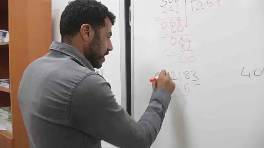 Öğrenmenin yaşı yok dediler, şimdi çocuklarının okuduğu sıralarda okuma yazma öğreniyorlar
