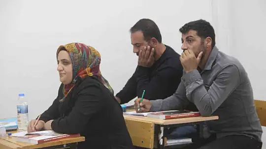 Öğrenmenin yaşı yok dediler, şimdi çocuklarının okuduğu sıralarda okuma yazma öğreniyorlar