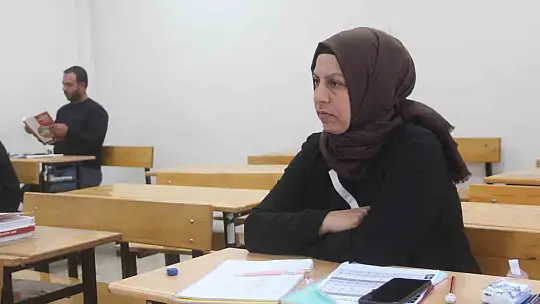Öğrenmenin yaşı yok dediler, şimdi çocuklarının okuduğu sıralarda okuma yazma öğreniyorlar
