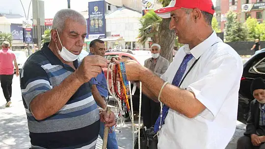 Öğretmen gibi giyinip, günde 15 bin adım atarak tespih satıyor