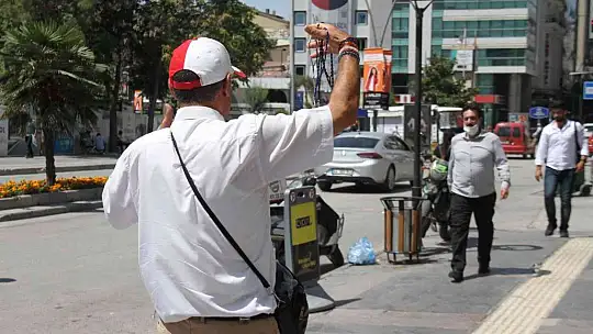 Öğretmen gibi giyinip, günde 15 bin adım atarak tespih satıyor