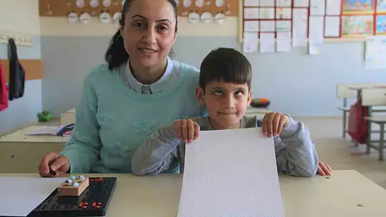 Öğretmeninin fedakarlığı sonucu yazma öğrenen görme engelli Caner, Kırk Hadis Yarışmasında birinci oldu