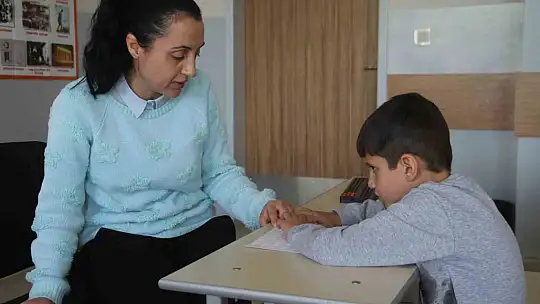 Öğretmeninin fedakarlığı sonucu yazma öğrenen görme engelli Caner, Kırk Hadis Yarışmasında birinci oldu