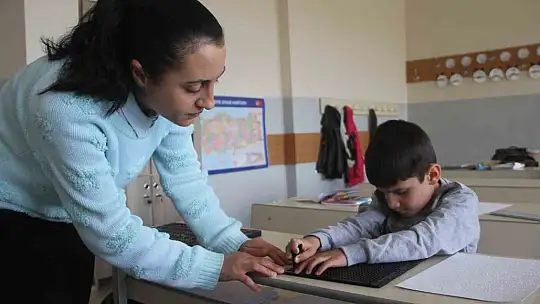 Öğretmeninin fedakarlığı sonucu yazma öğrenen görme engelli Caner, Kırk Hadis Yarışmasında birinci oldu