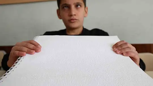 Öğretmeninin fedakarlığı sonucu yazma öğrenen görme engelli Caner, Kırk Hadis Yarışmasında birinci oldu