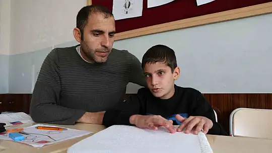 Öğretmeninin fedakarlığı sonucu yazma öğrenen görme engelli Caner, Kırk Hadis Yarışmasında birinci oldu