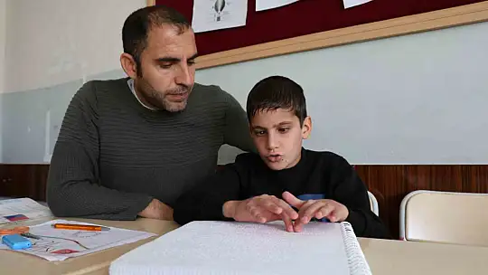Öğretmeninin fedakarlığı sonucu yazma öğrenen görme engelli Caner, Kırk Hadis Yarışmasında birinci oldu