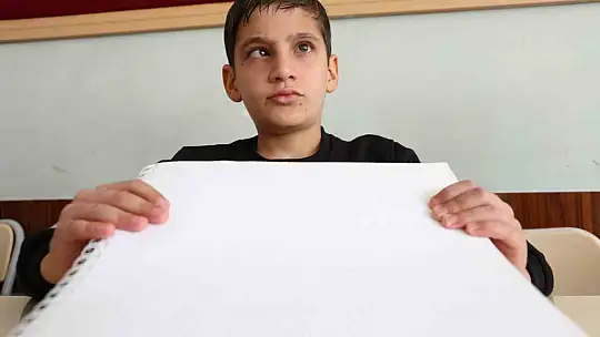 Öğretmeninin fedakarlığı sonucu yazma öğrenen görme engelli Caner, Kırk Hadis Yarışmasında birinci oldu