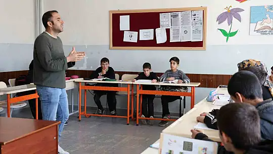 Öğretmeninin fedakarlığı sonucu yazma öğrenen görme engelli Caner, Kırk Hadis Yarışmasında birinci oldu