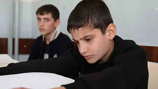Öğretmeninin fedakarlığı sonucu yazma öğrenen görme engelli Caner, Kırk Hadis Yarışmasında birinci oldu