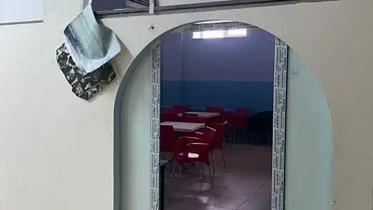 Okul kantinine giren kar maskeli hırsızlar, ne varsa çöp poşetine doldurup çaldı
