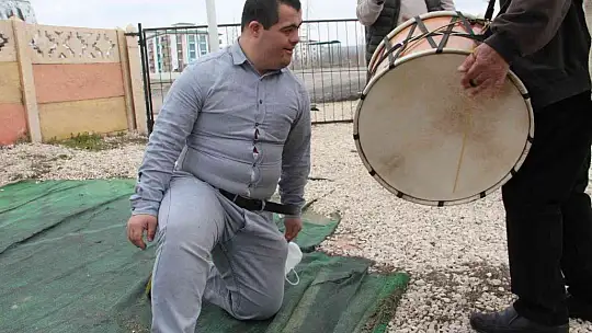 Okuma yazma öğrenen down sendromlu Mustafa'ya davullu klarnetli kutlama