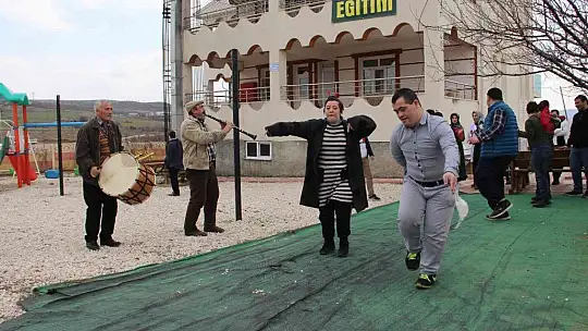 Okuma yazma öğrenen down sendromlu Mustafa'ya davullu klarnetli kutlama