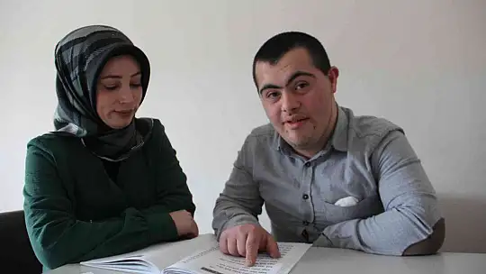 Okuma yazma öğrenen down sendromlu Mustafa'ya davullu klarnetli kutlama