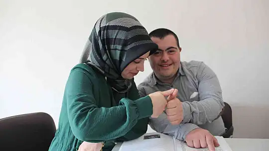 Okuma yazma öğrenen down sendromlu Mustafa'ya davullu klarnetli kutlama