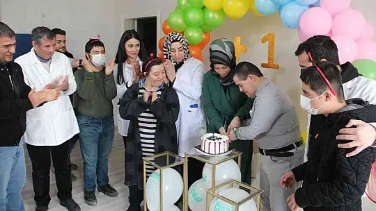Okuma yazma öğrenen down sendromlu Mustafa'ya davullu klarnetli kutlama