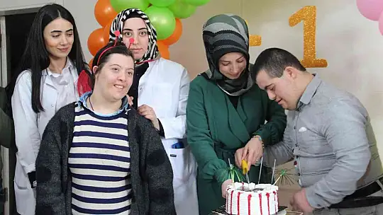 Okuma yazma öğrenen down sendromlu Mustafa'ya davullu klarnetli kutlama