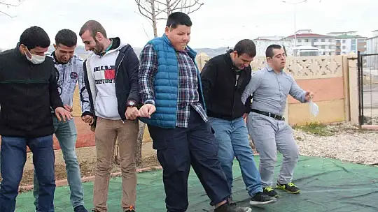 Okuma yazma öğrenen down sendromlu Mustafa'ya davullu klarnetli kutlama