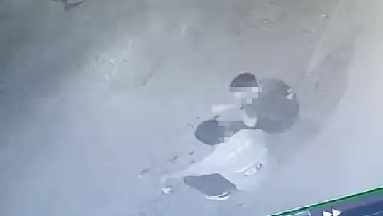 Önce etrafı kolaçan ettiler, ardından park halindeki motosikleti çaldılar