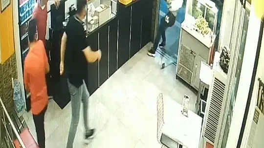 Önce ustayı bıçakladı, ardından dükkanı dağıttı: Bıçaklı saldırı güvenlik kamerasına yansıdı